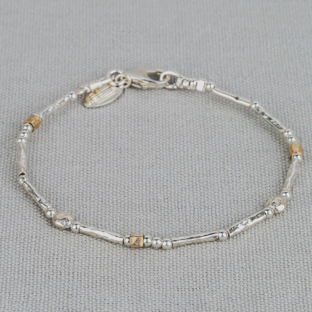 Armband zilver met een little touch of goldfilled. De armband is gevuld met buisjes en bolletjes. Combineer deze armband met een passend collier en ga voor een complete look. 