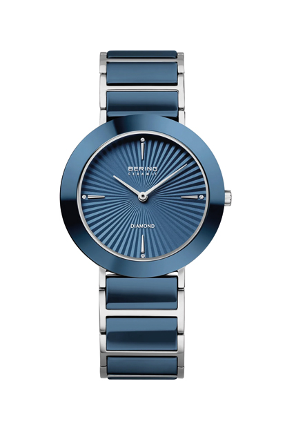 De BERING Classic dameshorloge heeft een ronde roestvrijstalen kast met zilverkleur en saffierglas. Het horloge heeft een blauw keramisch bandje en een zwarte analoge wijzerplaat met streepindex. Het werkt op een nauwkeurig quartz uurwerk. Zonder datum- of lichtfunctie is dit stijlvolle horloge perfect voor dagelijks gebruik en formele gelegenheden. Draag het om uw pols voor een elegante uitstraling.