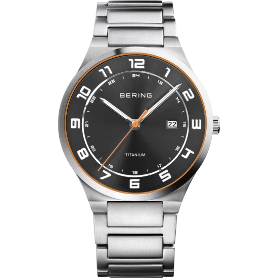 De BERING horloge is een herenpolshorloge met een kast van titanium, wat zorgt voor duurzaamheid en een lichte draagervaring. Dit stijlvolle horloge heeft een datumfunctie. Draag het dagelijks voor een elegante en moderne uitstraling, passend bij zowel formele als casual kledingstijlen. Een tijdloze aanvulling op elke garderobe.