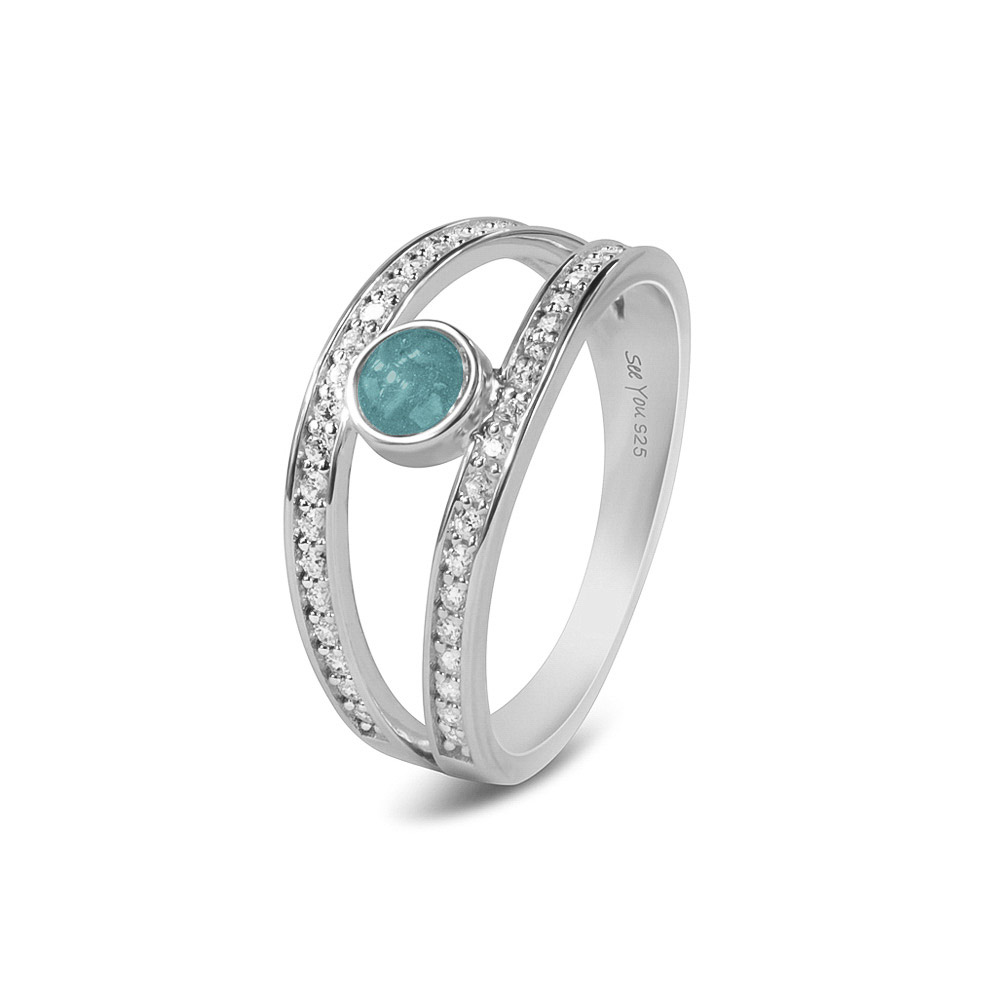 Dubbele ring met zirkonia of diamanten scheen. Dit sieraad wordt zichtbaar aan de voorkant gevuld met as en wordt vermengd met onze speciale hars.

Verkrijgbaar vanaf €195,-  in zilver 

Leverbaar In  zilver of 14krt geel/wit/of rosé Goud 
Steensoort: Diamant Of Zirconia 
en met alle verschillende hars kleuren naar keuze 

U kunt bij ons in de winkel het sieraad samenstellen en zien welke opties allemaal mogelijk zijn





