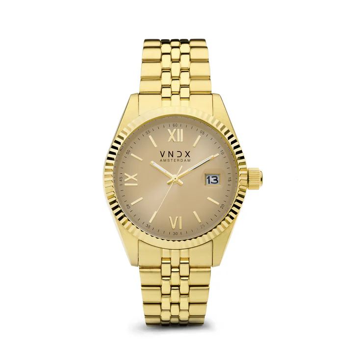 VNDX Amsterdam is een hip en jong horlogemerk met stoere dames- en herenhorloges. Het merk bestaat al sinds 2018 en is geïnspireerd op de stad Amsterdam en haar unieke karakter. WatchXL is officieel dealer van dit mooie horlogemerk en je vind bij ons een ruim assortiment VNDX horloges. Op dit VNDX horloge krijg je 2 jaar garantie en het wordt geleverd in een luxe VNDX horlogebox. WatchXL horloges & VNDX Wij geloven net als VNDX dat tijd je meest waardevolle bezit is, en daarom moet je uit de tijd die je bezit het maximale halen, je eigen pad kiezen en trots zijn op jezelf. Met een horloge van VNDX Amsterdam kies je voor een degelijk kwaliteitshorloge. Een krachtig uurwerk die je maximaal draagcomfort biedt en die past bij jouw unieke levensstijl. Inkortbare schakelband De horlogeband van dit uurwerk kan gemakkelijk ingekort worden met de door ons gratis bijgeleverde horlogebandinkorter.