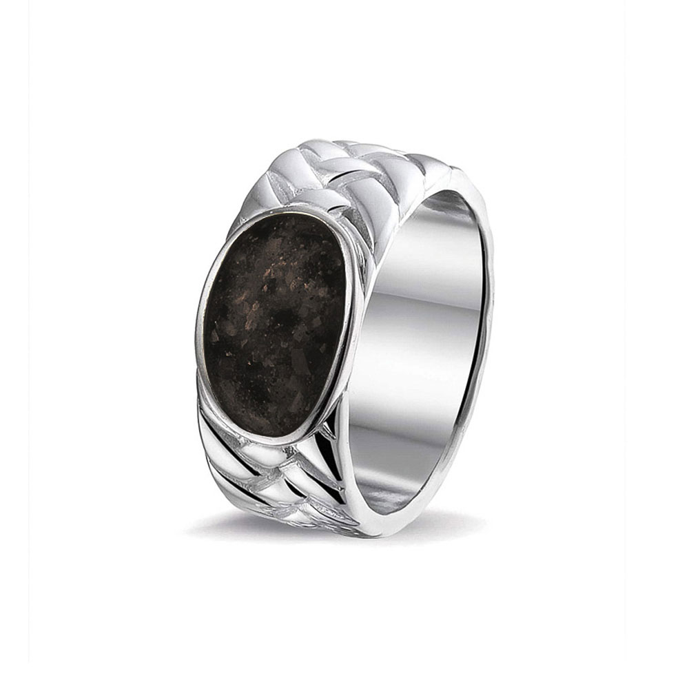Gevlochten ring met as compartiment op de bovenzijde. Dit sieraad wordt zichtbaar aan de bovenkant gevuld met as of haar en wordt vermengd met onze speciale hars.

Verkrijgbaar vanaf €249,-  in zilver 

Leverbaar In  zilver en of 14krt geel/wit/of rosé Goud 
en met alle verschillende hars kleuren naar keuze 

U kunt bij ons in de winkel het sieraad samenstellen en zien welke opties allemaal mogelijk zijn
