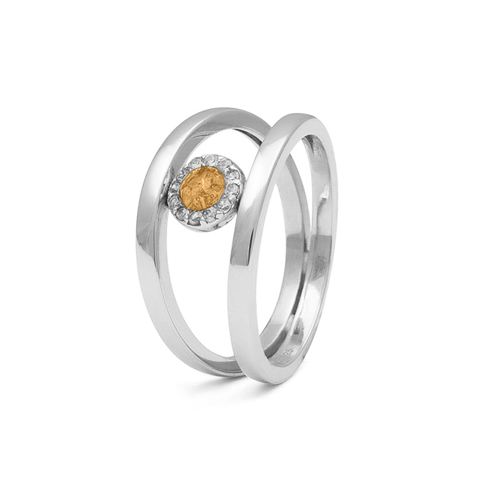 Dubbele ring met gladde scheen en zirconia of diamanten kastje. Dit sieraad wordt zichtbaar aan de voorkant gevuld met as en wordt vermengd met onze speciale hars.
Verkrijgbaar vanaf €185,-  in zilver 

Leverbaar In  zilver en of 14krt geel/wit/of rosé Goud 
Steensoort: Diamant of Zirconia
en met alle verschillende hars kleuren naar keuze 

U kunt bij ons in de winkel het sieraad samenstellen en zien welke opties allemaal mogelijk zijn



