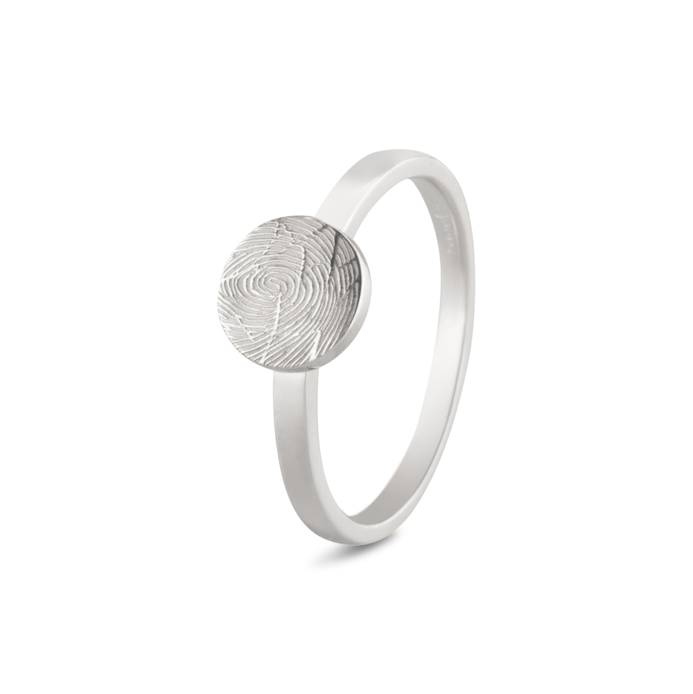 Graveer disk ring. In deze ring kunt u verschillende soorten gravures laten zetten door ons. Denk bijvoorbeeld aan een vingerafruk, initiaal, hartje, pootafdrukje of handafdrukje.

Verkrijgbaar vanaf €99,-  in zilver 

Leverbaar In  zilver of 14krt geel/wit/of rosé Goud 
Steensoort: Diamant of Zirconia
en met alle verschillende hars kleuren naar keuze 

U kunt bij ons in de winkel het sieraad samenstellen en zien welke opties allemaal mogelijk zijn

