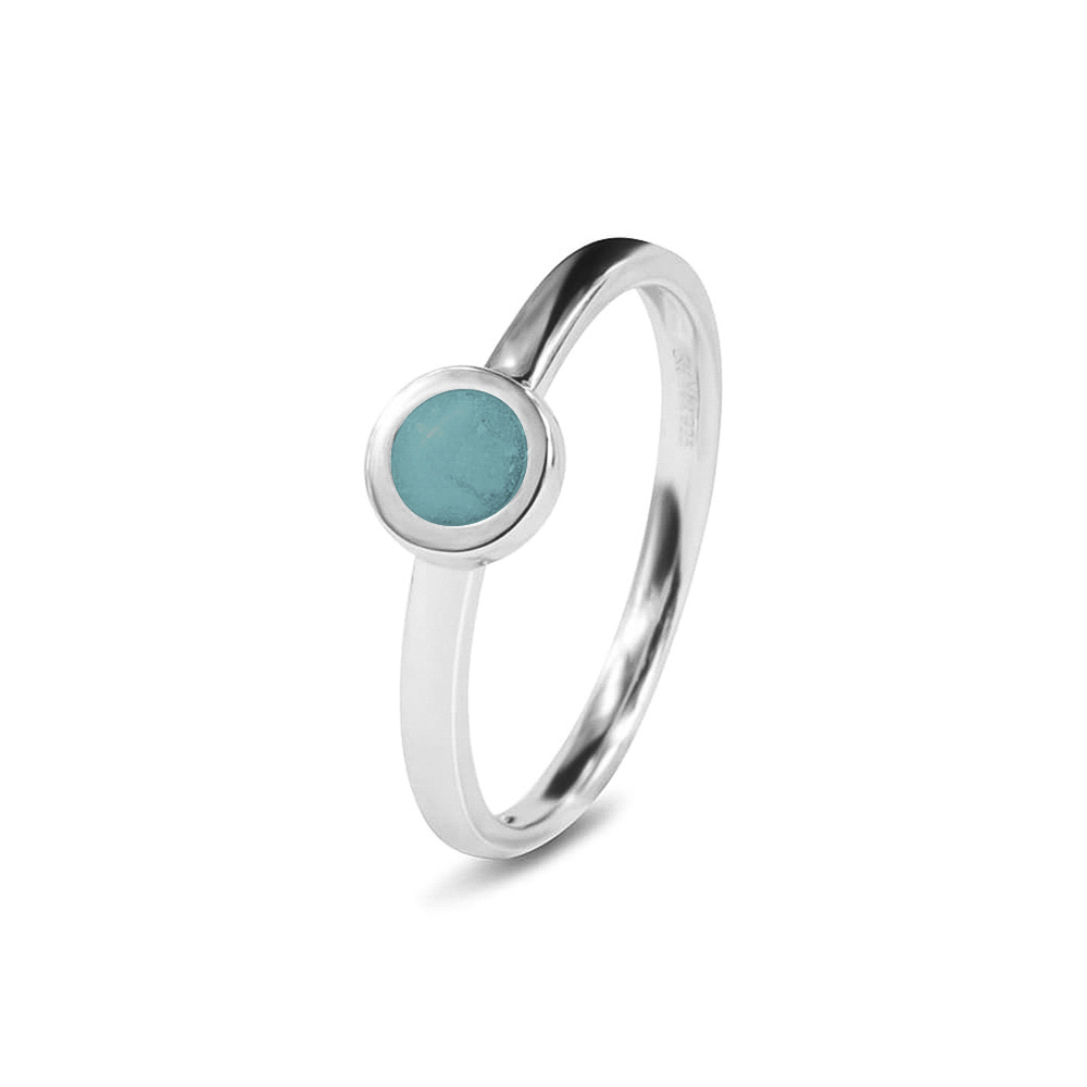 Zilveren ring, rond compartimentje. Dit sieraad wordt zichtbaar aan de voorkant gevuld met as en wordt vermengd met onze speciale hars. Deze ring wordt ook wel gebruikt als aanschuif ring. Doordat het hartje bovenop de scheen ligt, kan hij makkelijk bij een andere ring aangeschoven worden. De RG 001 t/m RG 004, RG 011, RG 012 en RG 016 zijn ook geschikt om met elkaar te combineren.

verkrijgbaar vanaf €109,-  in zilver 

Leverbaar In  zilver of 14krt geel/wit/of rosé Goud 
Steensoort: Diamant of Zirconia
en met alle verschillende hars kleuren naar keuze 

U kunt bij ons in de winkel het sieraad samenstellen en zien welke opties allemaal mogelijk zijn
