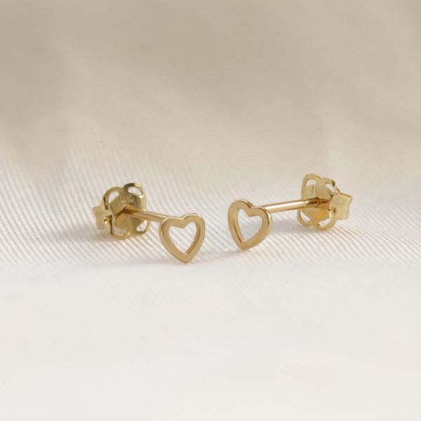 Dit zijn onze 14 KARAAT GOUDEN Open Hart Oorstekers LILLY. De oorbellen zijn gemaakt van massief 14K goud. Maak unieke en blijvende combinaties met onze 14K oorbellen en oorstekers. Alle oorstekers worden per paar verkocht.

Onze 14K gouden sieraden zijn voorzien van een 585 stempel. Deze stempel staat voor de hoeveelheid goud aanwezig in het product. 14K goud bevat 58,3% puur goud en gebruikt hiervoor het 585 keurmerk.