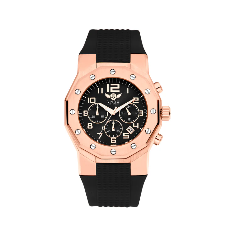 Ibiza Rebel – Stoer, stijlvol en klaar voor actie

De Ibiza Rebel van VNDX Amsterdam is een krachtig uniseks horloge met een robuuste uitstraling, een roestvrij stalen kast en een zwarte wijzerplaat. Dit statement piece is ontworpen voor wie geen concessies wil doen aan stijl of functionaliteit. Dankzij de chronograaf met stopwatch, datumaanduiding, en lichtgevende Luminor wijzers ben je altijd voorbereid – dag en nacht.

Met een waterdichtheid van 5 ATM is dit horloge bestand tegen regen, handen wassen en een spontane duik, perfect voor zowel dagelijkse avonturen als onverwachte momenten. De Ibiza Rebel is perfect polshorloge voor mannen én vrouwen die durven opvallen.

Waarom je de Ibiza Rebel moet worden:

Kastdiameter van 46 mm: Bold design dat direct opvalt.
Chronograaf kwartsuurwerk: Voor praktische precisie.
Lichtgevende Luminor wijzers: Altijd zicht op de tijd, ook in het donker.
Waterdicht tot 5 ATM: Bestand tegen regen en zelfs een verfrissende duik – altijd klaar voor spontane momenten.
Uniseks ontwerp: Gemaakt voor iedereen die lef en stijl wil combineren.
Ibiza Rebel. Voor wie durft op te vallen, zonder te overdrijven.