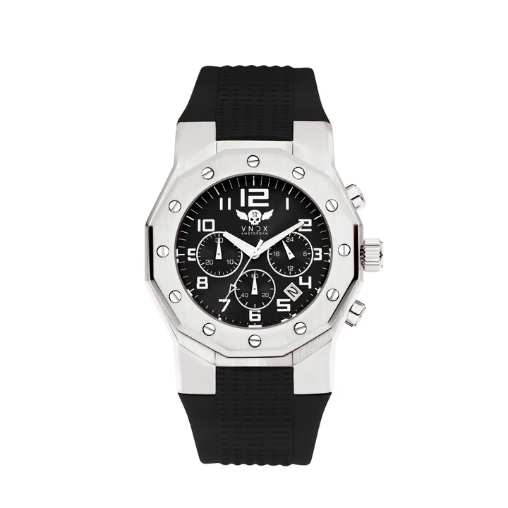 Ibiza Rebel – Stoer, stijlvol en klaar voor actie

De Ibiza Rebel van VNDX Amsterdam is een krachtig uniseks horloge met een robuuste uitstraling, een roestvrijstalen zilveren kast en een zwarte wijzerplaat. Dit statement piece is ontworpen voor wie geen concessies wil doen aan stijl of functionaliteit. Dankzij dit zilver polshorloge met krachtig uurwerk ben je altijd voorbereid – dag en nacht.

Met een waterdichtheid van 5 ATM is dit horloge bestand tegen regen, handen wassen en een spontane duik, perfect voor zowel dagelijkse avonturen als onverwachte momenten. De Ibiza Rebel is perfect voor mannen én vrouwen die durven opvallen.

Waarom je de Ibiza Rebel moet worden:

Kastdiameter van 46 mm: Bold design dat direct opvalt.
Chronograaf kwartshorloge: Voor praktische precisie.
Lichtgevende Luminor wijzers: Altijd zicht op de tijd, ook in het donker.
Waterdicht tot 5 ATM: Bestand tegen regen en zelfs een verfrissende duik – altijd klaar voor spontane momenten.
Uniseks ontwerp: Gemaakt voor iedereen die lef en stijl wil combineren.
Ibiza Rebel. Voor wie durft op te vallen, zonder te overdrijven.