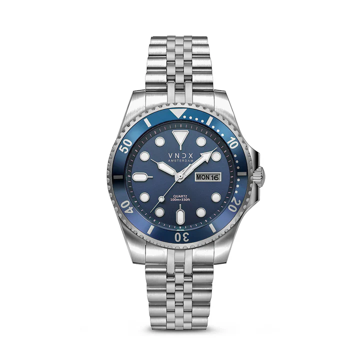 Maak indruk met het herenhorloge Amsterdam Luxury van VNDX Amsterdam

Dit stijlvolle zilveren polshorloge combineert tijdloze elegantie met moderne functionaliteit. Met een kastdiameter van 42 mm biedt het de perfecte balans tussen klassiek design en een eigentijdse uitstraling. De verfijnde wijzerplaat met datumaanduiding houdt je georganiseerd, terwijl de waterdichtheid tot 10 ATM het horloge geschikt maakt voor zwemmen, snorkelen en douchen. Dankzij de lichtgevende wijzers lees je de tijd ook moeiteloos af in het donker.

Waarom je Amsterdam Luxury zilver moet hebben:

Waterdicht tot 10 ATM: Ideaal voor wateractiviteiten zoals zwemmen en snorkelen.
Lichtgevende wijzers: Altijd duidelijk zicht, ook in het donker.
Datumaanduiding: Houd je planning overzichtelijk en op tijd met dit uurwerk.
Kastdiameter 42 mm: Een perfecte roestvrij stalen kastmaat voor een stijlvolle en comfortabele fit.
Met Amsterdam Luxury draag je niet alleen tijd, maar ook klasse en vertrouwen. Voeg dit horloge vandaag nog toe aan je collectie!