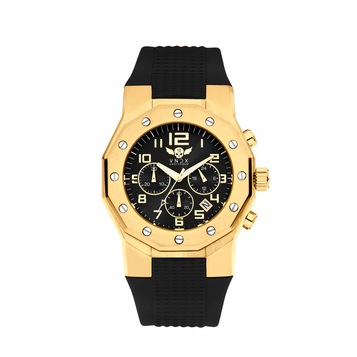 Ibiza Rebel – Stoer, stijlvol en klaar voor actie

De Ibiza Rebel van VNDX Amsterdam is een krachtig uniseks horloge met een robuuste uitstraling en een kastdiameter van 46 mm. Dit statement piece is ontworpen voor wie geen concessies wil doen aan stijl of functionaliteit. Dankzij de chronograaf met stopwatch, datumaanduiding, en lichtgevende Luminor wijzers ben je altijd voorbereid – dag en nacht.

Met een waterdichtheid van 5 ATM is dit horloge bestand tegen regen, handen wassen en een spontane duik, perfect voor zowel dagelijkse avonturen als onverwachte momenten. De Ibiza Rebel is perfect voor mannen én vrouwen die durven opvallen.

Waarom je de Ibiza Rebel moet worden:

Kastdiameter van 46 mm: Bold design dat direct opvalt.
Chronograaf met stopwatch en datumfunctie: Voor praktische precisie.
Lichtgevende Luminor wijzers: Altijd zicht op de tijd, ook in het donker.
Waterdicht tot 5 ATM: Bestand tegen regen en zelfs een verfrissende duik – altijd klaar voor spontane momenten.
Uniseks ontwerp: Gemaakt voor iedereen die lef en stijl wil combineren.
Ibiza Rebel. Voor wie durft op te vallen, zonder te overdrijven.