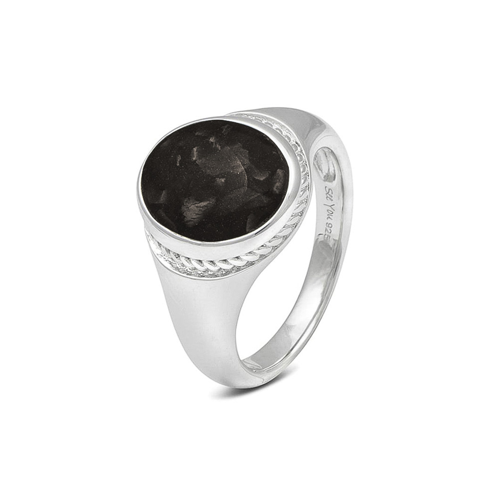 Ovale zegelring. Dit sieraad wordt zichtbaar aan de bovenkant gevuld met as en wordt vermengd met onze speciale hars. Deze ring is ook geschikt om te vullen met haar of een vingerafdruk. Bij een vingerafdruk kunt u er nog aan denken om de verdiept liggende afdruk nog op te vullen met hars. Dit geeft een heel mooi effect.

verkrijgbaar vanaf €195,-  in zilver 
en €1716,- in 14 krt goud

Door de fluctuerende goudkoers kunnen de prijzen veranderen.

Leverbaar In  zilver of 14krt geel/wit/of rosé Goud 
en met alle verschillende hars kleuren naar keuze 

U kunt bij ons in de winkel het sieraad samenstellen en zien welke opties allemaal mogelijk zijn
