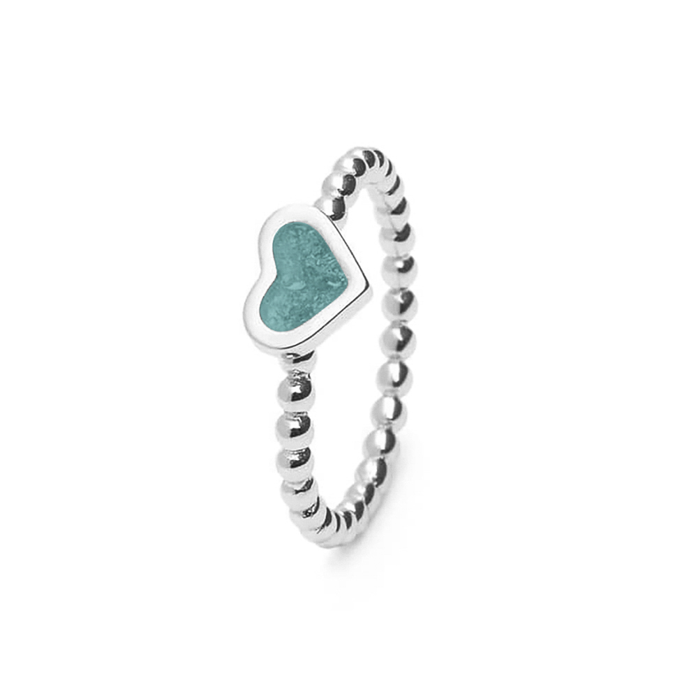 Bolletjes ring. Dit sieraad wordt zichtbaar aan de voorkant gevuld met as en wordt vermengd met onze speciale hars. Deze ring wordt ook wel gebruikt als aanschuif ring. Doordat het hartje bovenop de scheen ligt, kan hij makkelijk bij een andere ring aangeschoven worden. De RG 001 t/m RG 003, RG 011, RG 012 zijn ook geschikt om met elkaar te combineren. Deze ring is ook prachtig om te vullen met moedermelk.
verkrijgbaar vanaf €119,-  in zilver 

Leverbaar In  zilver of 14krt geel/wit/of rosé Goud 
en met alle verschillende hars kleuren naar keuze 

U kunt bij ons in de winkel het sieraad samenstellen en zien welke opties allemaal mogelijk zijn

