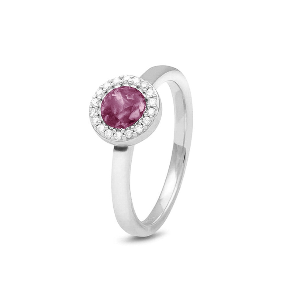 Ring met Diamant of Zirconia. Dit sieraad wordt zichtbaar aan de voorkant gevuld met as en wordt vermengd met onze speciale hars. Het ronde compartiment zit boven op de scheen gemonteerd, waardoor deze ring ook goed te combineren is met andere ringen en de kop hier mooi overheen geplaatst kan worden. Hierdoor sluiten de ringen perfect aan elkaar aan. 

verkrijgbaar vanaf €159,-  in zilver 
en €1264,- in 14 krt goud met Diamant

Door de fluctuerende goudkoers kunnen de prijzen veranderen.

Leverbaar In  zilver of 14krt geel/wit/of rosé Goud 
Steensoort: Diamant of Zirconia 
en met alle verschillende hars kleuren naar keuze 

U kunt bij ons in de winkel het sieraad samenstellen en zien welke opties allemaal mogelijk zijn
