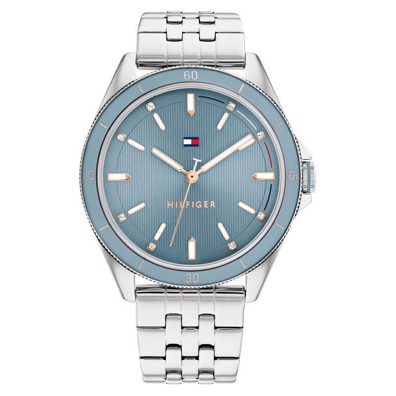 Tommy Hilfiger TH1782481 Horloge Dames Staal Zilverkleurig 38mm
Dit unieke horloge van Tommy Hilfiger met artikelnr: TH1782481 is een casual horloge. Het stalen dameshorloge heeft een ronde zilverkleurige kast met een blauwe bezel. Op de blauwe wijzerplaat zitten kristallen op de 1 2 4 5 7 8 10 en op de 11. Aan het horloge zit een zilverkleurige fijne schakelband. Het sportief ogende horloge heeft een mineraalglas een doorsnee van 38mm en is 5 ATM.   

Het merk: 
Sinds de lancering van het merk in 1985 is Tommy Hilfiger wereldwijd bekend geworden als pionier van de klassieke Amerikaanse coole stijl. Ge�nspireerd door de iconische popcultuur en het Amerikaanse erfgoed. De dames en herencollectie van dit seizoen bestaan uit minimalistische silhouetten en rustieke lederen details. De herenhorlogecollectie biedt iconische uurwerken met roestvrijstalen lederen en siliconen banden.

Specificaties:
- Mineraalglas
- Ronde kast 38mm
- Zilverkleurige horlogekast
- Blauwe wijzerplaat
- Kristallen
- Zilverkleurige schakelband
- 5 ATM