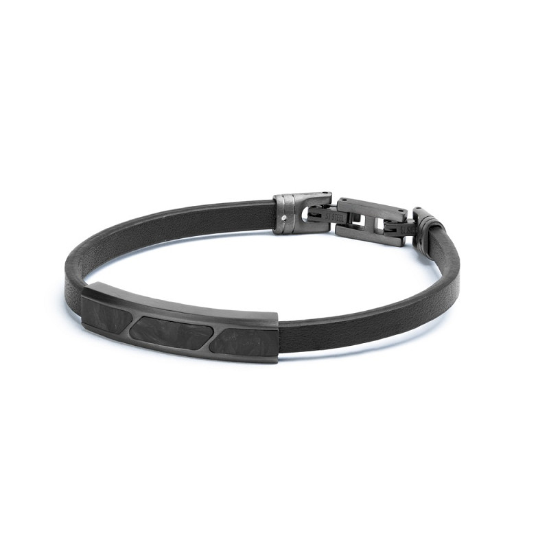 De Stella-armband is gemaakt voor de moderne man die stijl met een vleugje kracht wil. Gemaakt van roestvrij staal, kwaliteitsleer en gesmeed koolstof, is deze armband zowel duurzaam als stijlvol.

Gesmeed carbon, bekend om zijn sterkte en lichtgewicht, geeft de Stella zijn kenmerkende look – robuust maar verfijnd. Of hij nu casual wordt gedragen of gecombineerd wordt met formele kleding, de Stella is meer dan een accessoire. Het is een statement.

De armband is verkrijgbaar in verschillende maten, van XS tot en met XXS, zodat u altijd een maat vindt die bij u past.