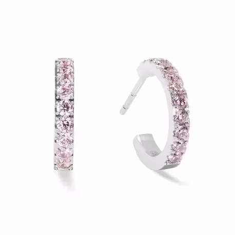 COEUR DE LION steekcreolen roze 0146-23-1917
Artikelnr: 535336

Staat: Nieuw product

Eternal love creole mini silver-rose
Een tijdloos sieraad met een verhaal
De Eternal Love Creole van COEUR DE LION is niet zomaar een oorbel, maar een prachtig stukje vakmanschap dat je elke dag kunt dragen. Dit elegante ontwerp combineert modern design met klassieke schoonheid en is gemaakt van hoogwaardig roestvrij staal. De subtiele rosékleurige zirconia stenen geven het sieraad net dat beetje extra sprankeling.

Met liefde ontworpen door meesterzilversmeden
COEUR DE LION staat bekend om zijn verfijnde sieraden die generaties lang meegaan. Elk stuk wordt zorgvuldig ontworpen en vervaardigd door ervaren zilversmeden die hun passie voor ambacht in elk detail leggen. Deze creolen zijn daar geen uitzondering op – ze stralen stijl, kwaliteit en duurzaamheid uit.

Prachtig te combineren met andere sieraden
Draag de Eternal Love Creole als los statement of combineer hem met de bijpassende Eternal Love bangle. Ook binnen de Eternal Unity collectie vind je schitterende combinaties waarmee je jouw look compleet maakt.

Breedte 0.2 cm
Diameter 1.5 cm
Sluiting: Oorstekers van roestvrij staal
Luxe verpakking & certificaat van echtheid
Elk sieraad van COEUR DE LION wordt geleverd in een luxe designerdoosje, inclusief certificaat van echtheid – perfect om cadeau te doen of jezelf mee te verwennen.