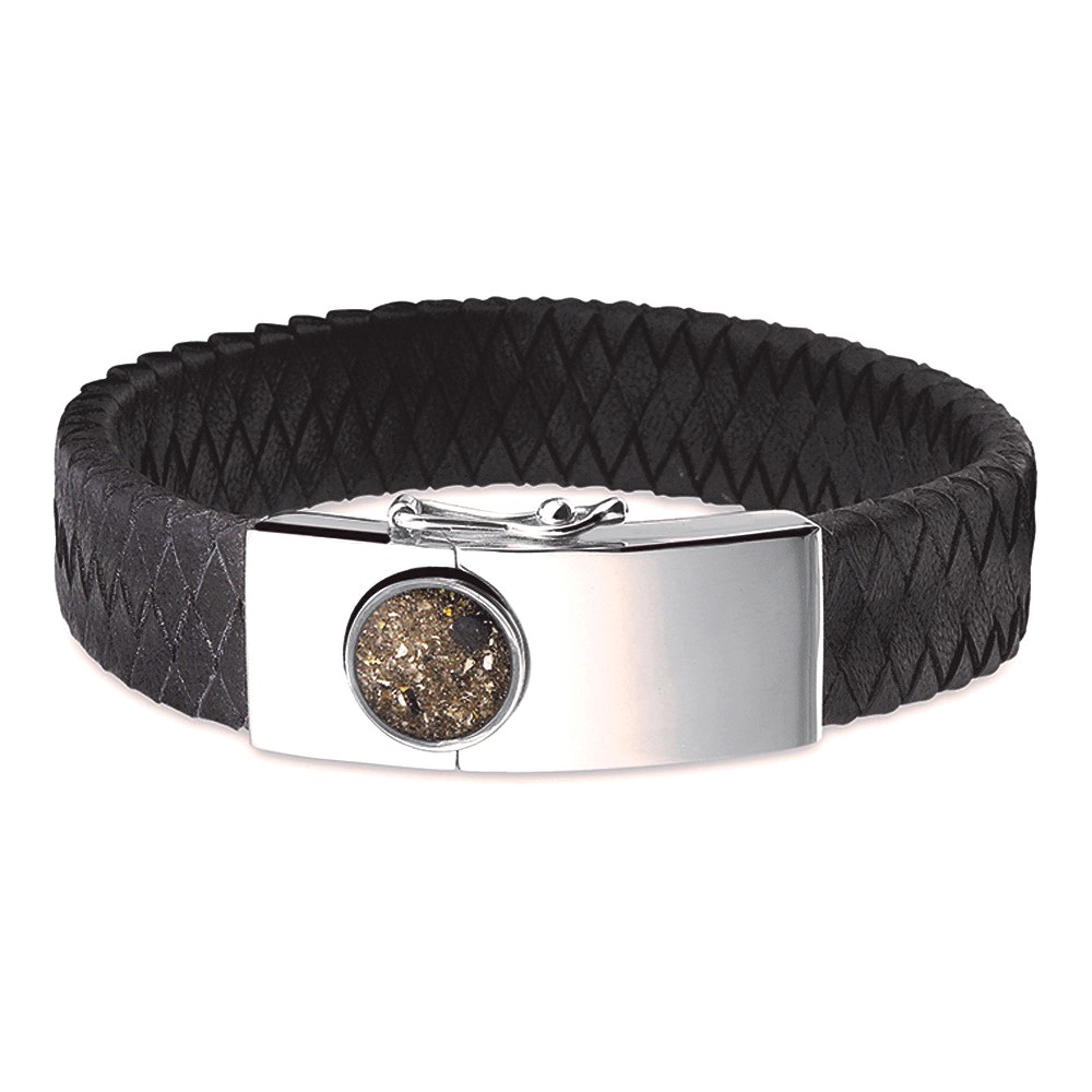 Zilveren armband met lederen band. Bovenop het zilveren stuk kan de armband gevuld worden met as of haar. De lederen band is verkrijgbaar in diverse kleuren en wordt voor u op de juiste polsmaat gemaakt.

Door op het as-compartiment te drukken opent u het slot. Op het slot is nog genoeg ruimte om bijvoorbeeld een tekst, handtekening of vingerafdruk op te laseren.

verkrijgbaar vanaf €325,-  in zilver

Leverbaar In  zilver of 14krt geel/wit/of rosé Goud 
en met alle verschillende hars kleuren naar keuze 

U kunt bij ons in de winkel het sieraad samenstellen en zien welke opties allemaal mogelijk zijn