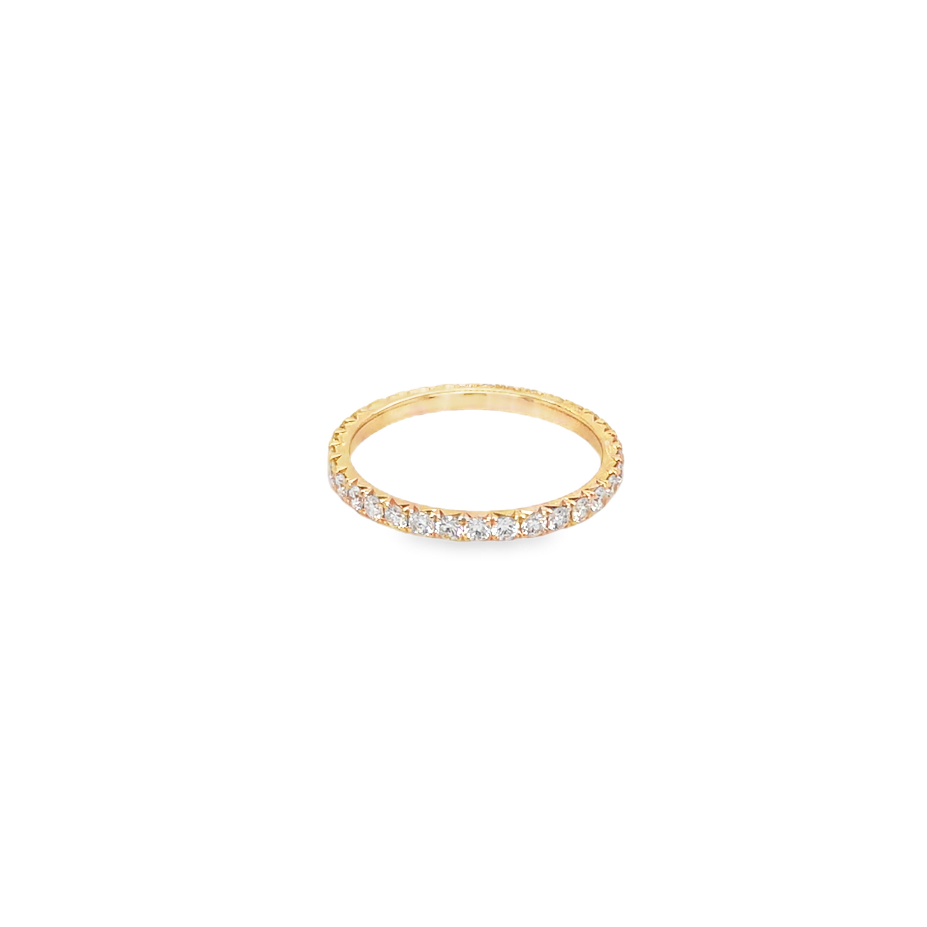 Der Mémoire Ring in Roségold 585 mit 33 Brillanten (0,66 ct) ist ein luxuriöser Schmuck für besondere Anlässe. Dieser Ring strahlt Eleganz aus und lässt sich hervorragend einzeln oder in Kombination mit anderen Ringen tragen, um einen stilvollen und zeitlosen Look zu erzielen. Perfekt als Geschenk oder zum Selbstverwöhnen.