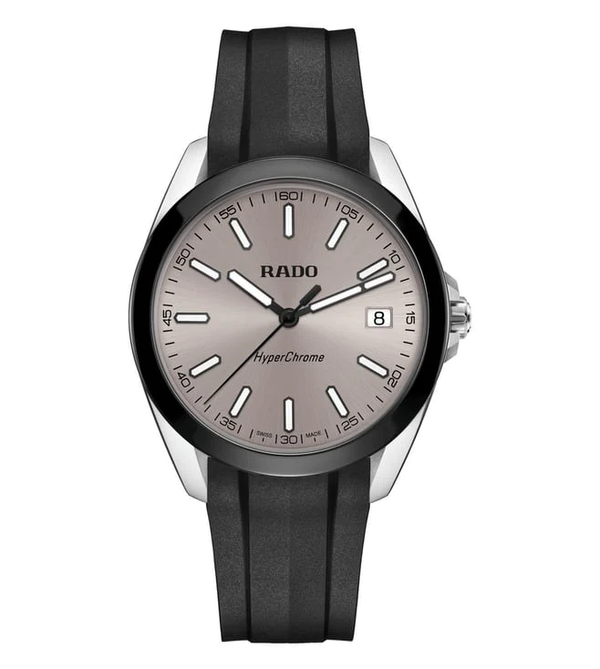 De Rado HyperChrome R32280109 is een stijlvolle polshorloge met een zilverkleurige band. Het heeft een datumfunctie, maar is niet antiallergisch. Deze horloge is perfect voor dagelijks gebruik of formele gelegenheden. Best draag je het om de pols voor een klassieke uitstraling. Dit uurwerk combineert functionaliteit met elegantie, ideaal voor elke gelegenheid.