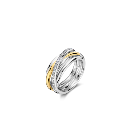 Deze vergulde TI SENTO ring 12318ZY is een fascinerende mix van verfijning en glamour. Het toont fijne verstrengelde ringen met een harmonieuze mix van premium zilver, stralend geelgoud en oogverblindende kubieke zirkonia. De ring is gemaakt van eersteklas 925 sterling zilver en platina om hem te beschermen tegen dagelijks gebruik en om het stralend te houden. Het verstrengelde ontwerp symboliseert balans en maakt het een perfect statement voor zowel overdag als 's avonds. Draag deze ring om een gedurfd statement te maken of combineer hem met andere ringen voor een verzorgde en gepersonaliseerde look. Net als al onze sieraden is deze ring nikkelvrij en hypoallergeen, zodat je niet alleen verzekerd bent van stijl, maar ook van comfort en kwaliteit.
