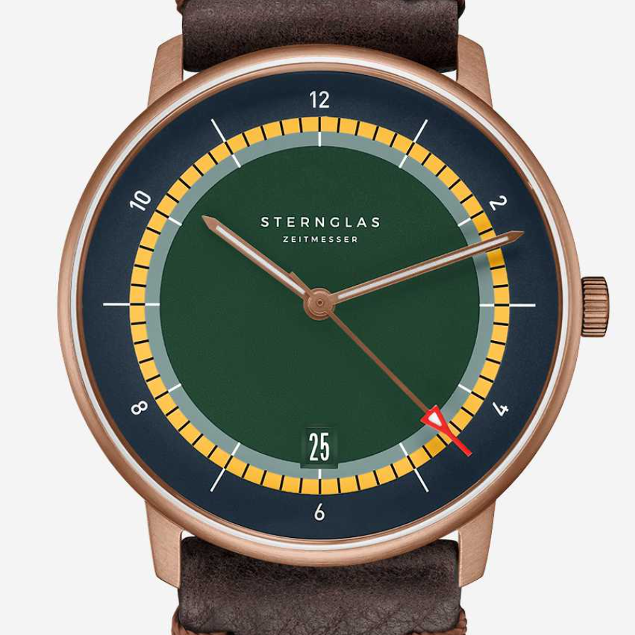 De 38 mm roestvrijstalen kast met PVD-bronscoating (8 mm hoog) doet denken aan de historische materialen van maritieme navigatie-instrumenten