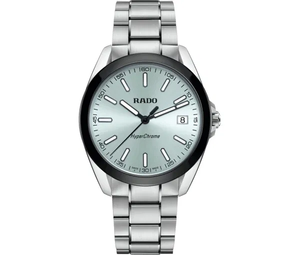 De Rado Captain Cook R32280213, met modelnummer R32280213, is een stijlvolle polshorloge met een zilverkleurige roestvrijstalen band. Dit model heeft een datumaanduiding en een kastgrootte van 39 mm. Ideaal voor dagelijks gebruik, ondanks dat het niet anti-allergisch is. Draag het met zakelijke of casual outfits voor een tijdloze uitstraling.