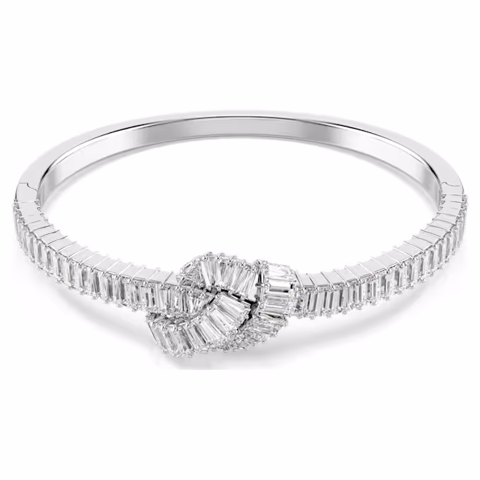 Deze Swarovski-armband is ingenieus vastgeknoopt tot een dramatische wirwar van licht. Het door linten geïnspireerde ontwerp heeft een rhodium toplaag en is voorzien van een verfijnde versiering van Swarovski Zirkonia in baguette-slijpvorm, elk geplaatst in een klauwzetting. Deze artistieke armband maakt een stralend statement rond de pols en kan worden gecombineerd met andere bijpassende sieraden voor een gecoördineerde look.