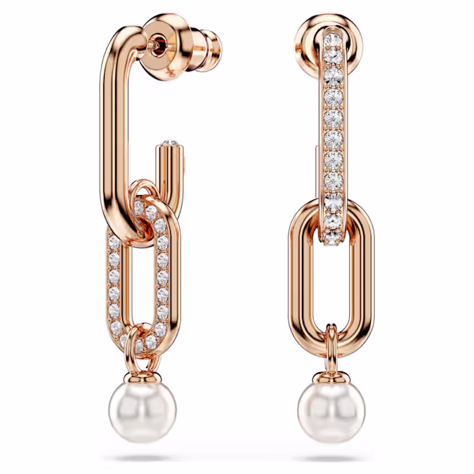 Deze oorbellen met roségoudkleurige toplaag maken van elegantie een kunstvorm. Elk stuk bestaat uit twee met elkaar verbonden schakels, versierd met heldere pavé, met een enkele Swarovski Crystal Pearl die er elegant onder hangt. Combineer ze met een bijpassende hanger of armband uit dezelfde lijn voor een harmonieuze look.