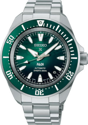 Dit Seiko horloge behoort tot de Prospex collectie en is een PADI special edition.
Referentienummer: SRPL53K1

Dit Seiko Prospex Padi Special edition horloge is uitgerust met een automatisch kaliber 4R35 uurwerk met een gangreserve van 41 uur. De smaragdgroene wijzerplaat is geïnspireerd op het glinsterende licht en het golvende oppervlak, zoals dat onder water te zien is.