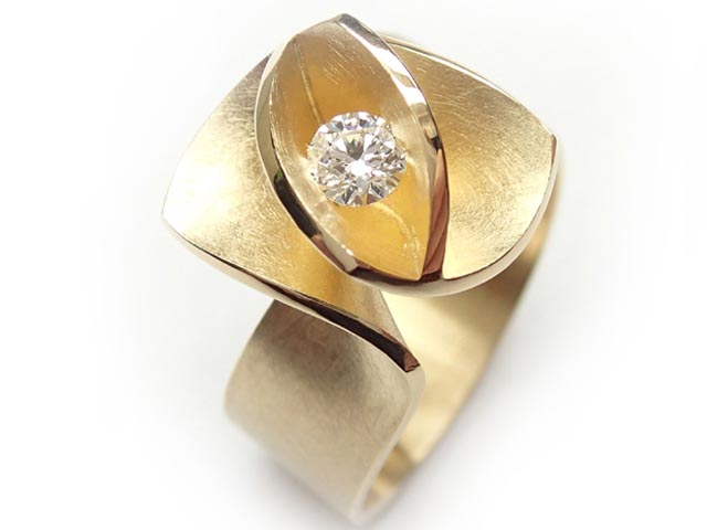 Iris small

18krt geelgouden ring met 0.29crt diamant