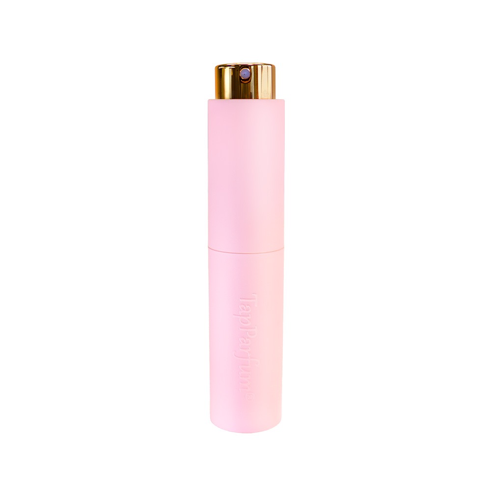 Tasverstuiver 10 ml – Altijd jouw favoriete geur bij de hand
Ben je vaak onderweg of op reis en wil je altijd jouw favoriete parfum bij je dragen? Onze navulbare tasverstuiver van 10 ml is de perfecte oplossing. Compact, stijlvol en ideaal voor dagelijks gebruik én op reis – zelfs aan boord van het vliegtuig!

Waarom kiezen voor onze tasverstuiver?

Gemakkelijk navulbaar – Vul de verstuiver snel en zonder geknoei met jouw favoriete parfum.
Compact & reisvriendelijk – Met een inhoud van 10 ml past deze tasverstuiver moeiteloos in je handtas, jaszak of handbagage.
Vliegtuig-proof – Geschikt om mee te nemen in je handbagage volgens de regels voor vloeistoffen aan boord.
Altijd fris onderweg – Perfect voor een dagje weg, vakantie of een drukke werkdag.
Jouw geur, altijd bij je – Kies zelf je favoriete parfum en geniet op elk moment van de dag van een verfrissende geurboost.
Deze tasverstuiver is jouw ideale reisgenoot: klein van formaat, groots in gemak. Of je nu een weekendje weg gaat of op zakenreis bent – met deze verstuiver heb je altijd jouw persoonlijke geur bij de hand.

Bestel nu jouw navulbare tasverstuiver en geniet overal van een vleugje luxe.