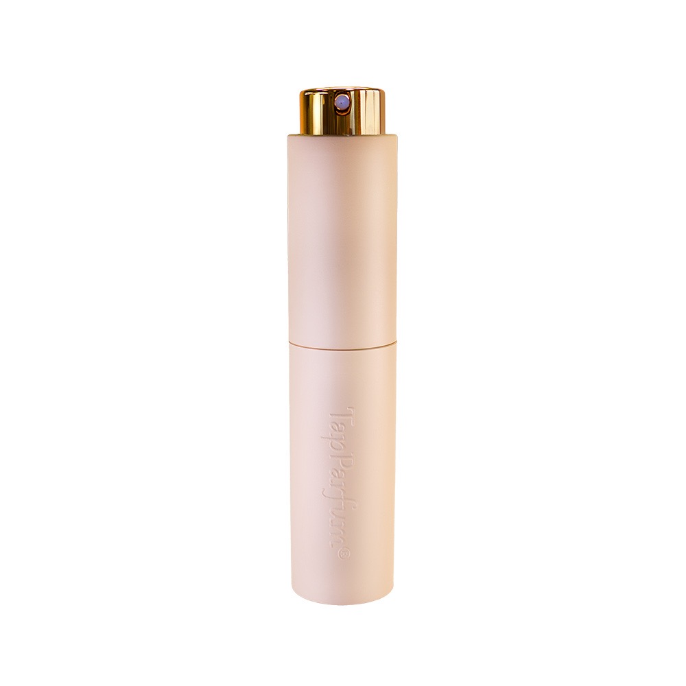 Tasverstuiver 10 ml – Altijd jouw favoriete geur bij de hand
Ben je vaak onderweg of op reis en wil je altijd jouw favoriete parfum bij je dragen? Onze navulbare tasverstuiver van 10 ml is de perfecte oplossing. Compact, stijlvol en ideaal voor dagelijks gebruik én op reis – zelfs aan boord van het vliegtuig!

Waarom kiezen voor onze tasverstuiver?

Gemakkelijk navulbaar – Vul de verstuiver snel en zonder geknoei met jouw favoriete parfum.
Compact & reisvriendelijk – Met een inhoud van 10 ml past deze tasverstuiver moeiteloos in je handtas, jaszak of handbagage.
Vliegtuig-proof – Geschikt om mee te nemen in je handbagage volgens de regels voor vloeistoffen aan boord.
Altijd fris onderweg – Perfect voor een dagje weg, vakantie of een drukke werkdag.
Jouw geur, altijd bij je – Kies zelf je favoriete parfum en geniet op elk moment van de dag van een verfrissende geurboost.
Deze tasverstuiver is jouw ideale reisgenoot: klein van formaat, groots in gemak. Of je nu een weekendje weg gaat of op zakenreis bent – met deze verstuiver heb je altijd jouw persoonlijke geur bij de hand.

Bestel nu jouw navulbare tasverstuiver en geniet overal van een vleugje luxe.
