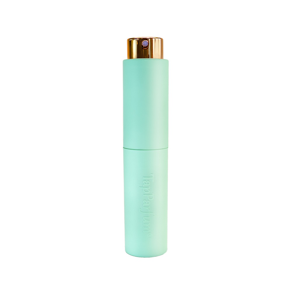 Tasverstuiver 10 ml – Altijd jouw favoriete geur bij de hand
Ben je vaak onderweg of op reis en wil je altijd jouw favoriete parfum bij je dragen? Onze navulbare tasverstuiver van 10 ml is de perfecte oplossing. Compact, stijlvol en ideaal voor dagelijks gebruik én op reis – zelfs aan boord van het vliegtuig!

Waarom kiezen voor onze tasverstuiver?

Gemakkelijk navulbaar – Vul de verstuiver snel en zonder geknoei met jouw favoriete parfum.
Compact & reisvriendelijk – Met een inhoud van 10 ml past deze tasverstuiver moeiteloos in je handtas, jaszak of handbagage.
Vliegtuig-proof – Geschikt om mee te nemen in je handbagage volgens de regels voor vloeistoffen aan boord.
Altijd fris onderweg – Perfect voor een dagje weg, vakantie of een drukke werkdag.
Jouw geur, altijd bij je – Kies zelf je favoriete parfum en geniet op elk moment van de dag van een verfrissende geurboost.
Deze tasverstuiver is jouw ideale reisgenoot: klein van formaat, groots in gemak. Of je nu een weekendje weg gaat of op zakenreis bent – met deze verstuiver heb je altijd jouw persoonlijke geur bij de hand.

Bestel nu jouw navulbare tasverstuiver en geniet overal van een vleugje luxe.