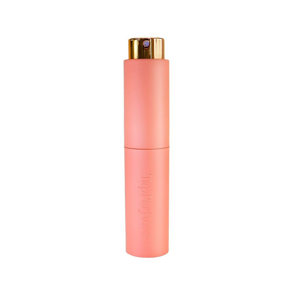 Tasverstuiver 10 ml – Altijd jouw favoriete geur bij de hand
Ben je vaak onderweg of op reis en wil je altijd jouw favoriete parfum bij je dragen? Onze navulbare tasverstuiver van 10 ml is de perfecte oplossing. Compact, stijlvol en ideaal voor dagelijks gebruik én op reis – zelfs aan boord van het vliegtuig!

Waarom kiezen voor onze tasverstuiver?

Gemakkelijk navulbaar – Vul de verstuiver snel en zonder geknoei met jouw favoriete parfum.
Compact & reisvriendelijk – Met een inhoud van 10 ml past deze tasverstuiver moeiteloos in je handtas, jaszak of handbagage.
Vliegtuig-proof – Geschikt om mee te nemen in je handbagage volgens de regels voor vloeistoffen aan boord.
Altijd fris onderweg – Perfect voor een dagje weg, vakantie of een drukke werkdag.
Jouw geur, altijd bij je – Kies zelf je favoriete parfum en geniet op elk moment van de dag van een verfrissende geurboost.
Deze tasverstuiver is jouw ideale reisgenoot: klein van formaat, groots in gemak. Of je nu een weekendje weg gaat of op zakenreis bent – met deze verstuiver heb je altijd jouw persoonlijke geur bij de hand.

Bestel nu jouw navulbare tasverstuiver en geniet overal van een vleugje luxe.