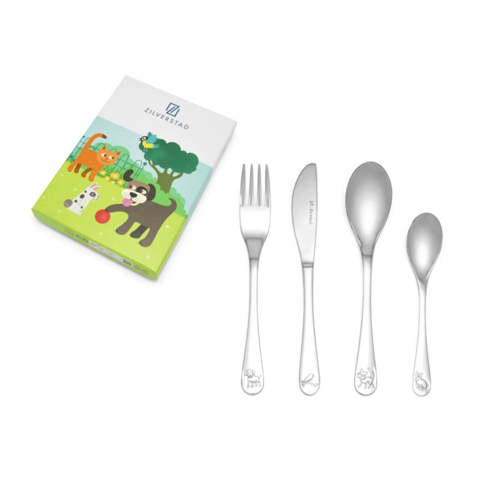 Kinderbestek 4-delig huisdieren.
4-delig bestek set, gemaakt van edelstaal, vaatwasser bestendig.
Deze huisdieren maken eten nog leuker voor dierenliefhebbers. Op het bestek staan een hond, poes, konijn en vogel afgebeeld. Verpakt in een mooie geschenkverpakking. Het bestek is vervaardigd uit 18/10 RVS en kan in de vaatwasser. De bestekonderdelen kunnen worden gegraveerd.