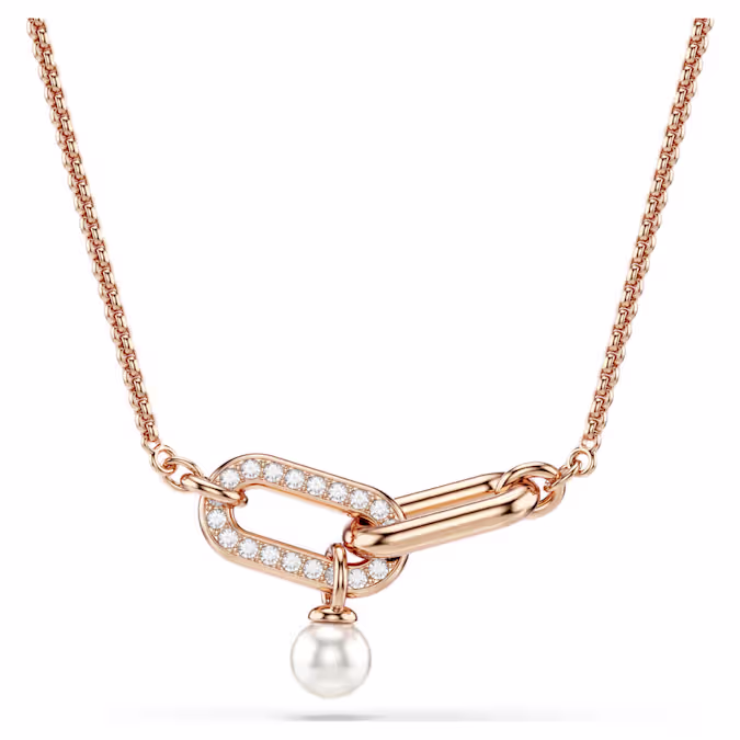 Druk pure elegantie uit met deze hanger met roségoudkleurige toplaag. De collier, die aan een delicate ketting hangt, heeft een centraal motief met twee in elkaar grijpende schakels, waarvan één is versierd met heldere pavé en waaraan een enkele Swarovski Crystal Pearl hangt. Deze hanger is afgewerkt met een karabijnsluiting en heeft een trekmechanisme waarmee de lengte kan worden aangepast. Combineer het met bijpassende oorbellen of een armband uit dezelfde lijn voor een harmonieuze look.
Artikelnr.: 5728589
Collectie:  Constella
Lengte (minimum - maximum): 38 - 48 cm
Formaat motief: 0.7 x 2.1 cm
Materiaal:  Kristallen, Crystal pearl, Roségoudkleurige toplaag
Kleur:  Wit
Type sluiting:  Schuifbare bal