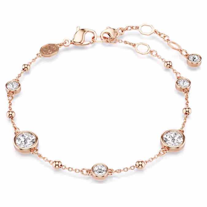 Met zijn dynamische mix van vormen geeft deze Imber-armband uw pols een bijzondere glans. De ketting met roségoudkleurige toplaag heeft een karabijnsluiting en een streng metalen druppels, afgewisseld met heldere ronde kristallen in een verfijnde lunettezetting. Het stuk bevat ook een extra verlenging, zodat het geschikt is voor alle maten. Perfect om een zachte en elegante touch aan een outfit toe te voegen.
Artikelnr.: 5730677
Collectie:  Imber
Lengte (minimum - maximum): 16.5 - 20.5 cm
Formaat motief: 0.6 x 0.6 cm
Materiaal:  Kristallen, Roségoudkleurige toplaag
Kleur:  Wit
Type sluiting:  Karabijn