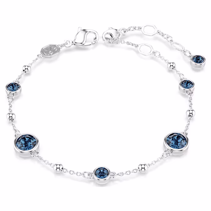 Met zijn dynamische mix van vormen geeft deze Imber-armband uw pols een bijzondere glans. Het collier met rhodium toplaag heeft een karabijnsluiting en een streng metalen druppels, afgewisseld met ronde blauwe kristallen in een verfijnde lunettezetting. Het stuk bevat ook een extra verlenging, zodat het geschikt is voor alle maten. Perfect om een zachte en elegante touch aan een outfit toe te voegen.
Artikelnr.: 5730679
Collectie:  Imber
Lengte (minimum - maximum): 16.5 - 20.5 cm
Formaat motief: 0.6 x 0.6 cm
Materiaal:  Kristallen, Rodium-verguld
Kleur:  Blauw
Type sluiting:  Karabijn