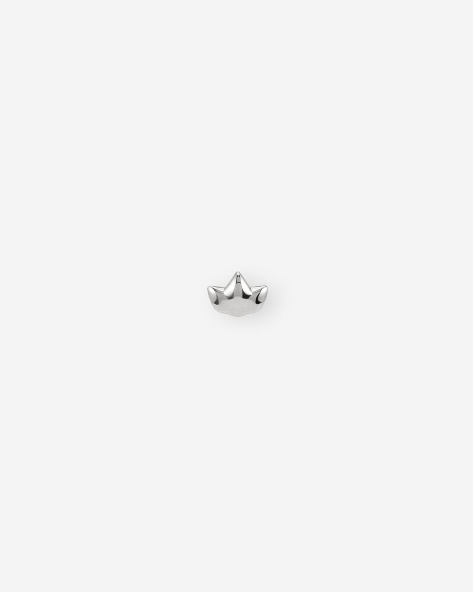 De Lotus Knopje Flatback Zilver is een stijlvolle oorbel van modelnummer 002J034710100, vervaardigd uit gerecycled 925 sterling zilver en titanium. Dit zilverkleurige sieraad heeft een hoogte van 3,3 mm en een breedte van 5 mm. Het is ideaal als subtiele studearring en past bij elke gelegenheid. Draag het solo voor een elegante look. Gewicht: 0,3 gram.