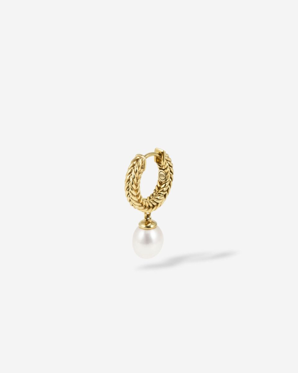De Barbara Hoops Parel Verguld Zilver, modelnummer 002J03409E900, zijn prachtige oorbellen met gecultiveerde zoetwaterparels en verguld gerecycled 925 zilver. Ze wegen 3,3 gram en hebben een doorsnede van 13 mm. Draag ze als statement accessoire bij een elegante avondoutfit of om overdag een vleugje glamour toe te voegen. Geschikt voor elke gelegenheid.
