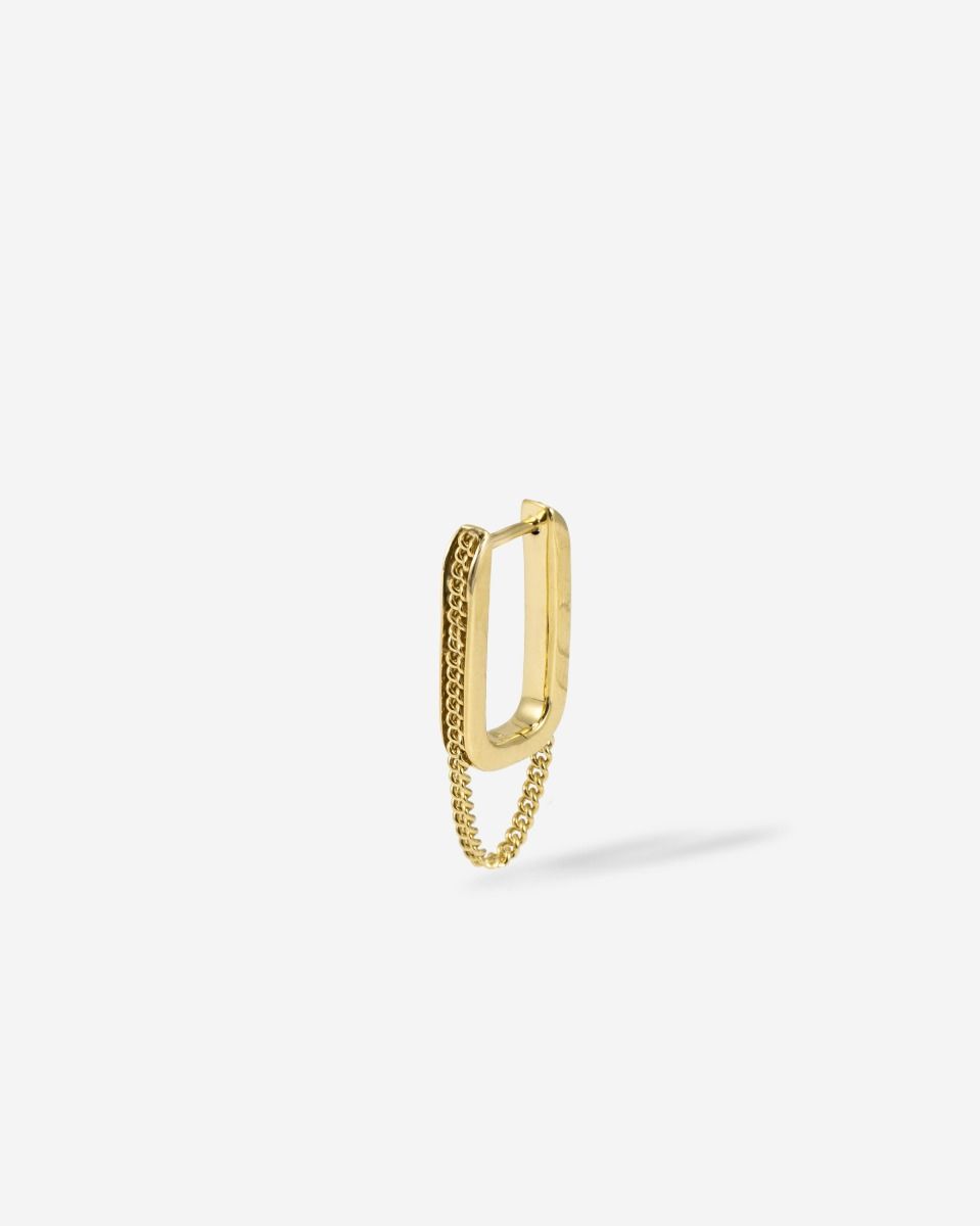 De Essential Hoop Chainlink Verguld Zilver (modelnummer 002J03408E900) is een prachtige enkele oorring, vervaardigd uit verguld gerecycled 925 sterling zilver. Met een gewicht van 1,55 gram en een diameter van 16 mm, voegt het een subtiele gouden glans toe aan elke look. Het is ideaal om solo te dragen of te combineren voor een stijlvolle look.