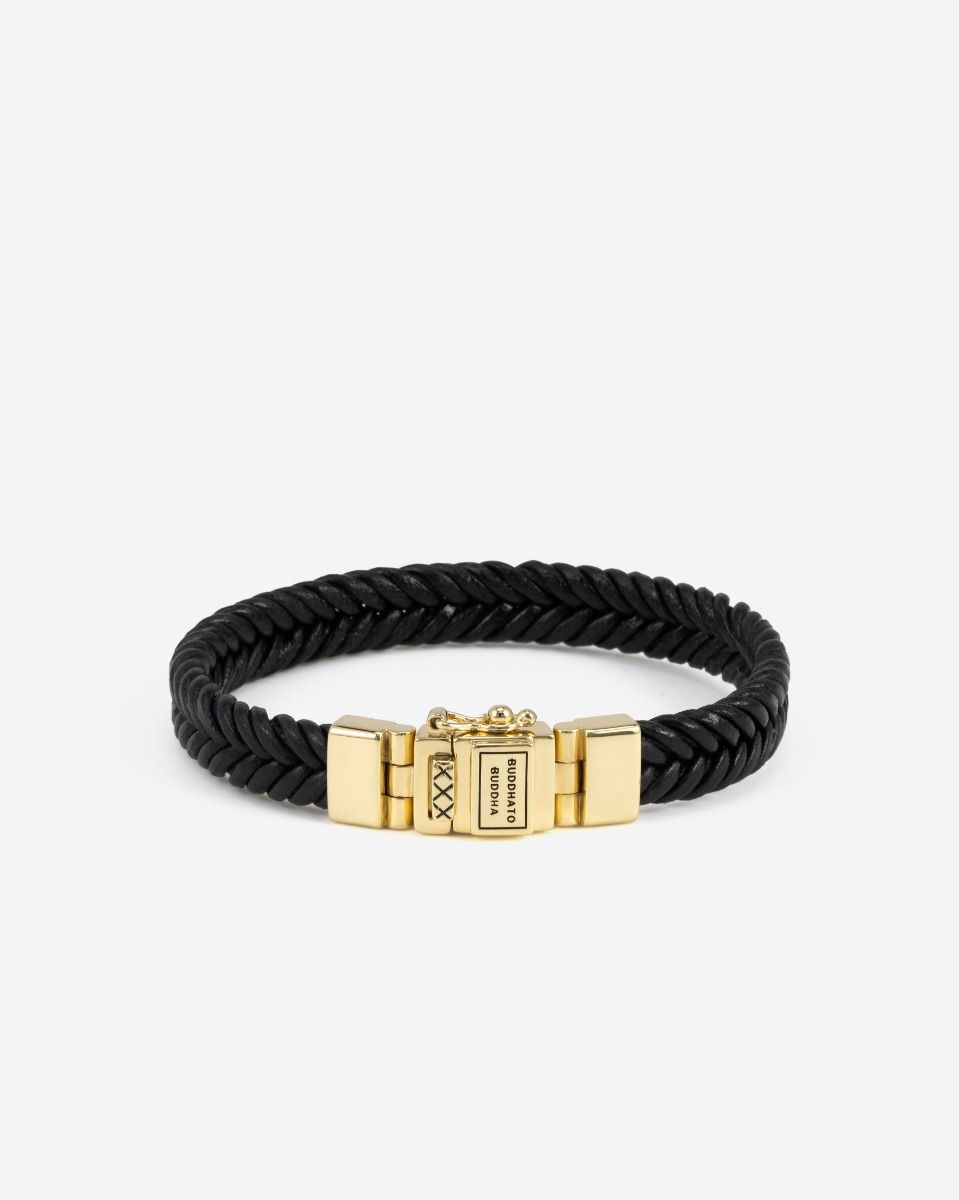 De Barbara Leren Armband Zwart Verguld Zilver, modelnummer 001J05138E905, is een stijlvolle armband gemaakt van GRS-gecertificeerd leer en goud verguld gerecycled 925 zilver. Met een gewicht van 16 gram, een hoogte van 4 en een breedte van 9, straalt deze goudkleurige armband elegantie uit. Draag hem solo voor een verfijnde look of combineer met andere armbanden voor een trendy uitstraling.
