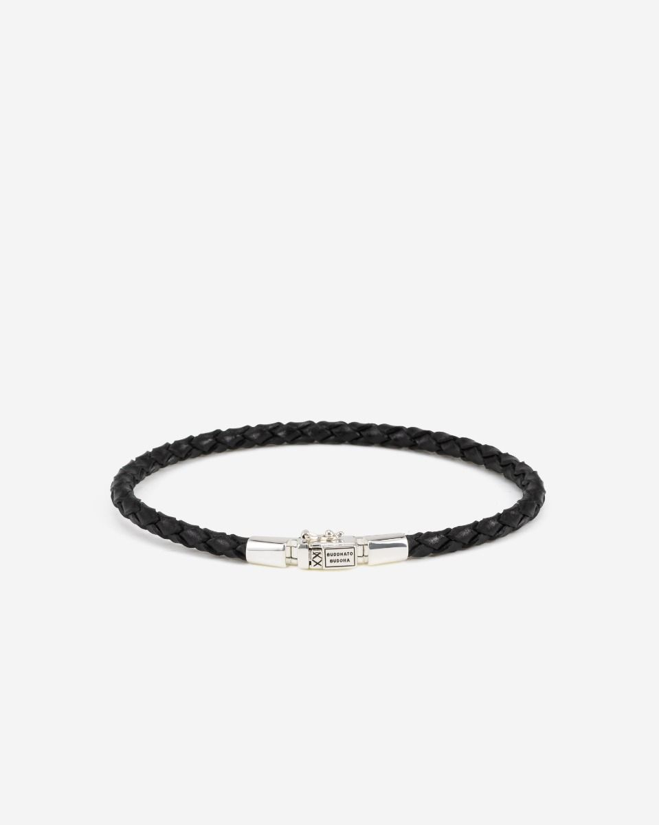 De George Mini Leren Armband Zwart, modelnummer 001K010160304, is een stijlvolle armband gemaakt van GRS-gecertificeerd leer en gerecycled 925 sterling zilver. Met een gewicht van 4 gram en een elegante zwarte kleur is dit sieraad perfect voor dagelijks gebruik. Draag hem solo of combineer met andere sieraden voor een trendy look. Geschikt voor polsen in maat D.