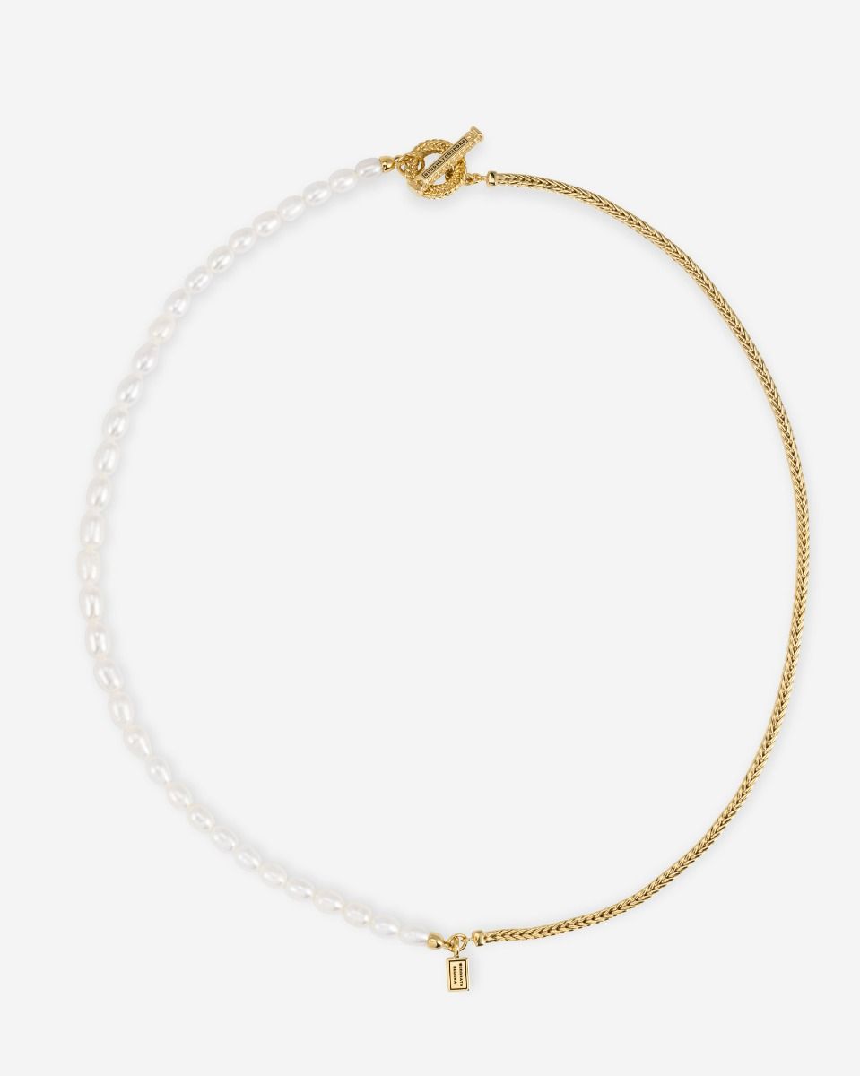 De Barbara Mini Parel Ketting is een elegante aanvulling voor elke sieradencollectie, met verfijnde details van gekweekte zoetwaterparels en verguld gerecycled 925 zilver. De ketting is 45 cm lang en straalt in goudkleur. Perfect te dragen als subtiele eyecatcher bij elke outfit, zowel dagelijks als bij speciale gelegenheden. Gewicht: 22 gram.