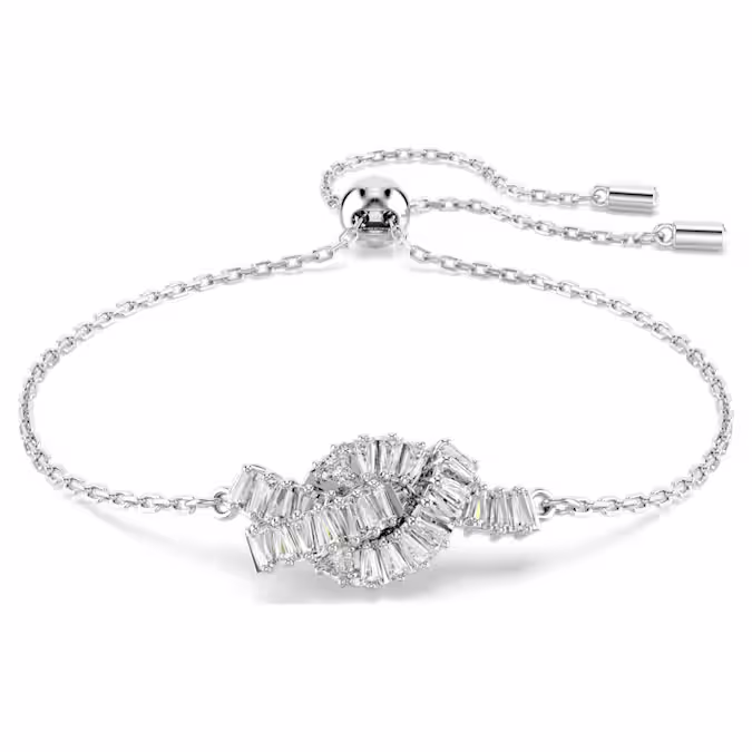 Deze geweven armband is een pure uitdrukking van licht en eenheid. Het motief met rhodium toplaag, voorzien van een collier met een verstelbaar schuifmechanisme, is geïnspireerd op een lint en bestaat uit een vastgebonden versiering van Swarovski Zirkonia in baguette-slijpvorm. Dit delicate en elegante sieraad is een artistieke keuze om te dragen naast bijpassende sieraden uit dezelfde lijn.