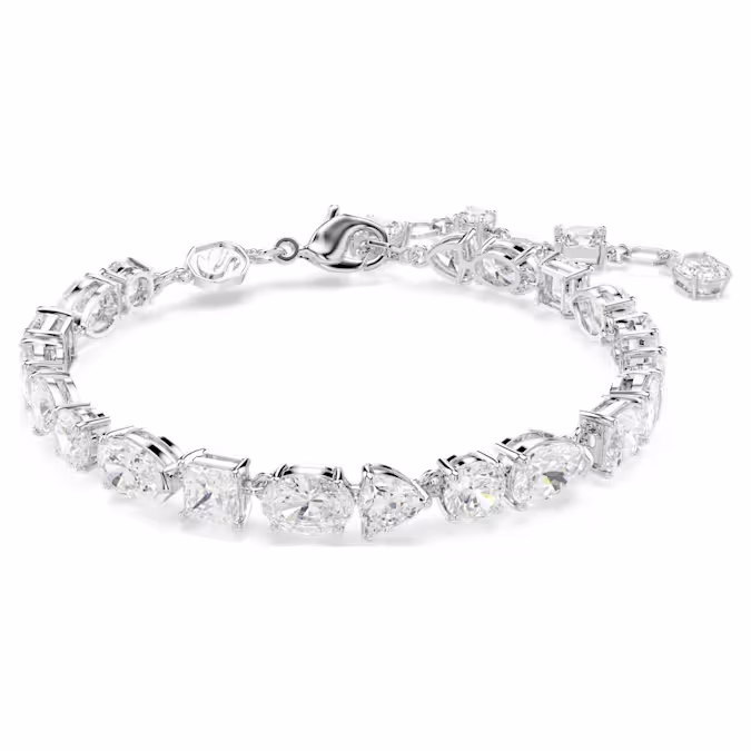 Omarm de onverwachte en verschillende vormen van deze Mesmera-armband. Het ontwerp met rhodium toplaag is gemaakt met een reeks oogverblindende Swarovski Zirkonia, allemaal gepresenteerd in een verrassende mix van slijpvormen en formaten. Voor extra comfort is de verlenging afgewerkt met een karabijnsluiting en drie verstelbare standen. Deze armband kan worden gecombineerd met de bijpassende Mesmera-ketting en is een schitterend cadeau voor iemand die u dierbaar is.