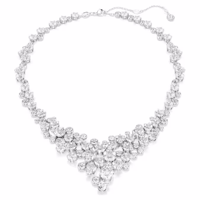 Til uw glans naar een hoger niveau met deze adembenemende v-vormige ketting. Het ontwerp met rhodium toplaag is als een cluster van stralende sterren en heeft meerdere lagen heldere Swarovski-kristallen die de voorkant van elke outfit beeldschoon accentueren. De karabijnhaaksluiting zorgt voor een verstelbare pasvorm, waardoor u een wonderbaarlijke accessoirekeuze heeft voor uw seizoensgebonden feesten.