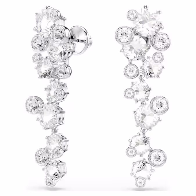 Verlicht uw stijl met deze lichtvangende Constella-oorbellen. Geïnspireerd door een universum van sterren, zijn de strengen met rhodium toplaag voorzien van heldere kristallen in verschillende groottes, elk gepresenteerd in een klauw- of lunettezetting. Draag ze samen met de bijpassende Constella-ketting om de schittering in uw garderobe te maximaliseren.