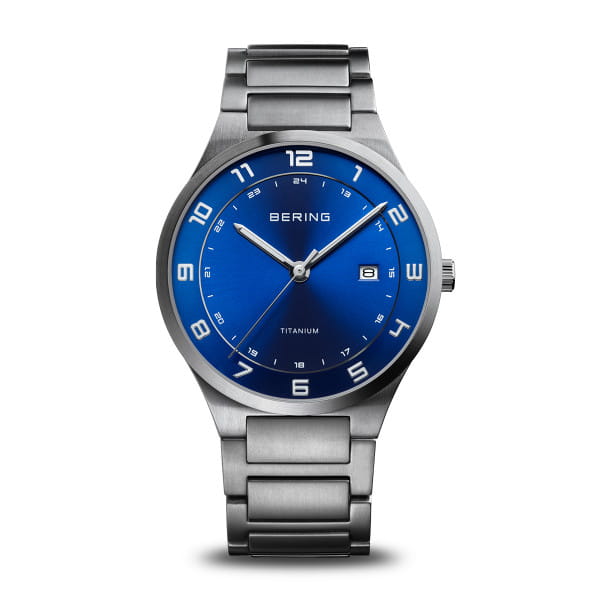  De koploper onder de lichtgewichten. De ultralichte TITANIUM-COLLECTIE is niet alleen zeer prettig om te dragen, deze trekt ook onmiddellijk de aandacht  door zijn verfijnde, klassiek Deense uitstraling. Dat maakt hem de ideale accessoire voor iedere gelegenheid. 