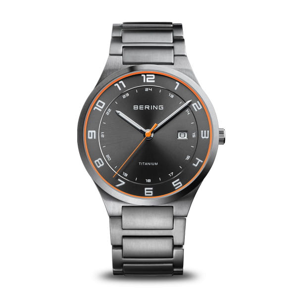  De koploper onder de lichtgewichten. De ultralichte TITANIUM-COLLECTIE is niet alleen zeer prettig om te dragen, deze trekt ook onmiddellijk de aandacht  door zijn verfijnde, klassiek Deense uitstraling. Dat maakt hem de ideale accessoire voor iedere gelegenheid. 